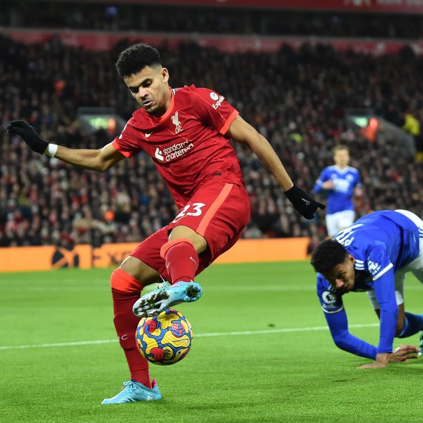 Luiz Díaz em jogo de esteia no Liverpool -