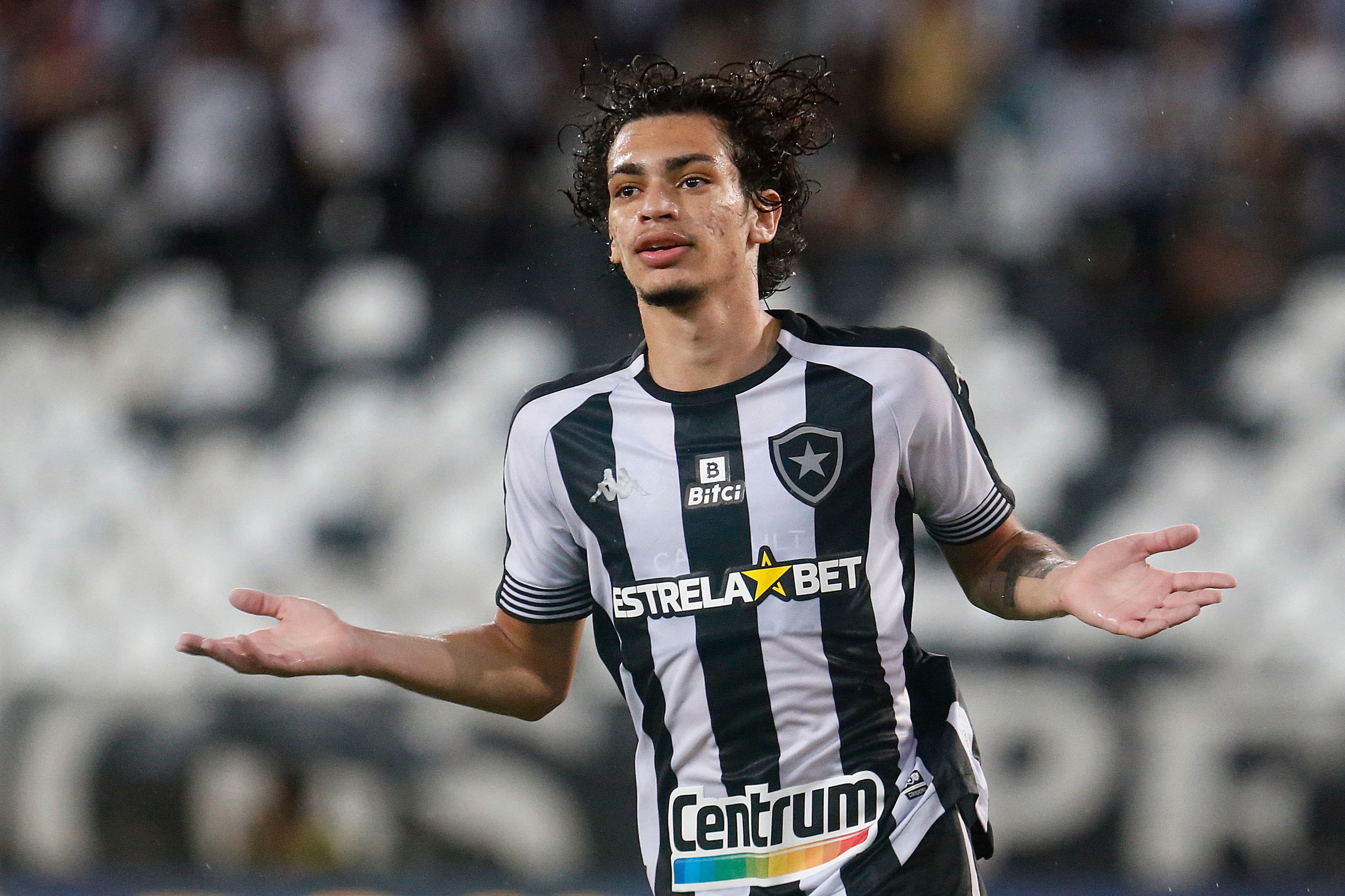 Contra o Nova Iguaçu, atacante marcou dois gols, um deles de letra -