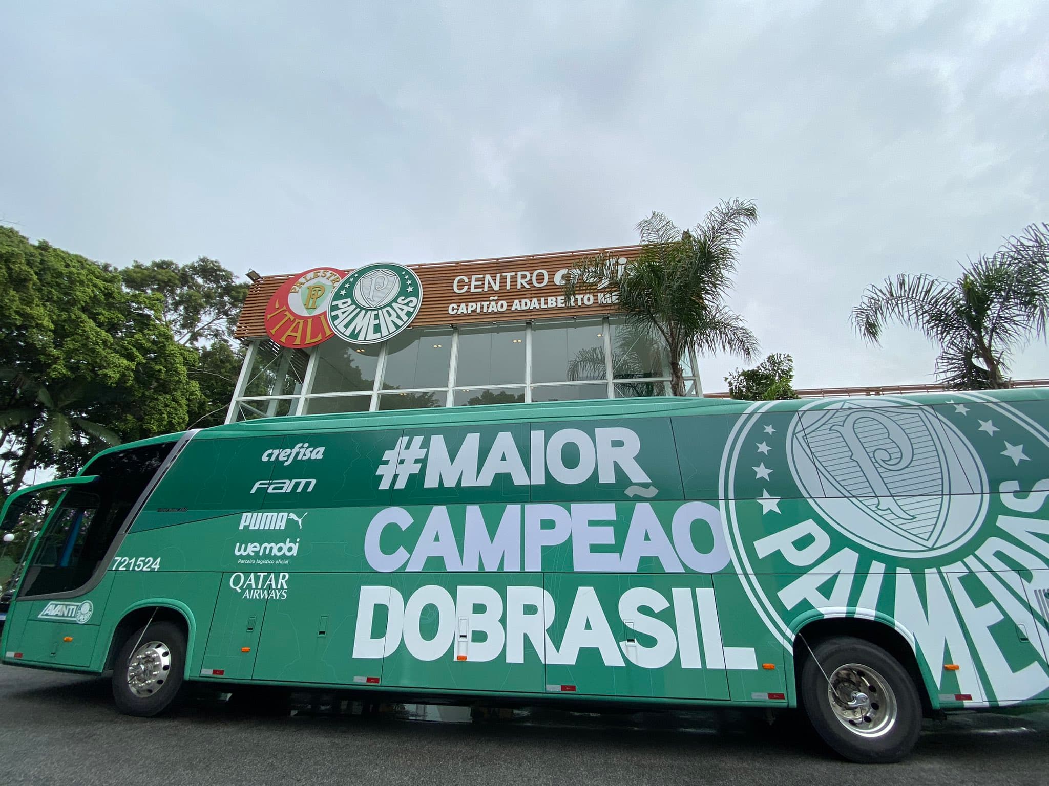 Ônibus do Palmeiras em frente a Academia de Futebol