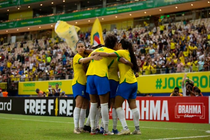 No estádio D'Ornano, em Caen, seleção brasileira enfrenta a Holanda -