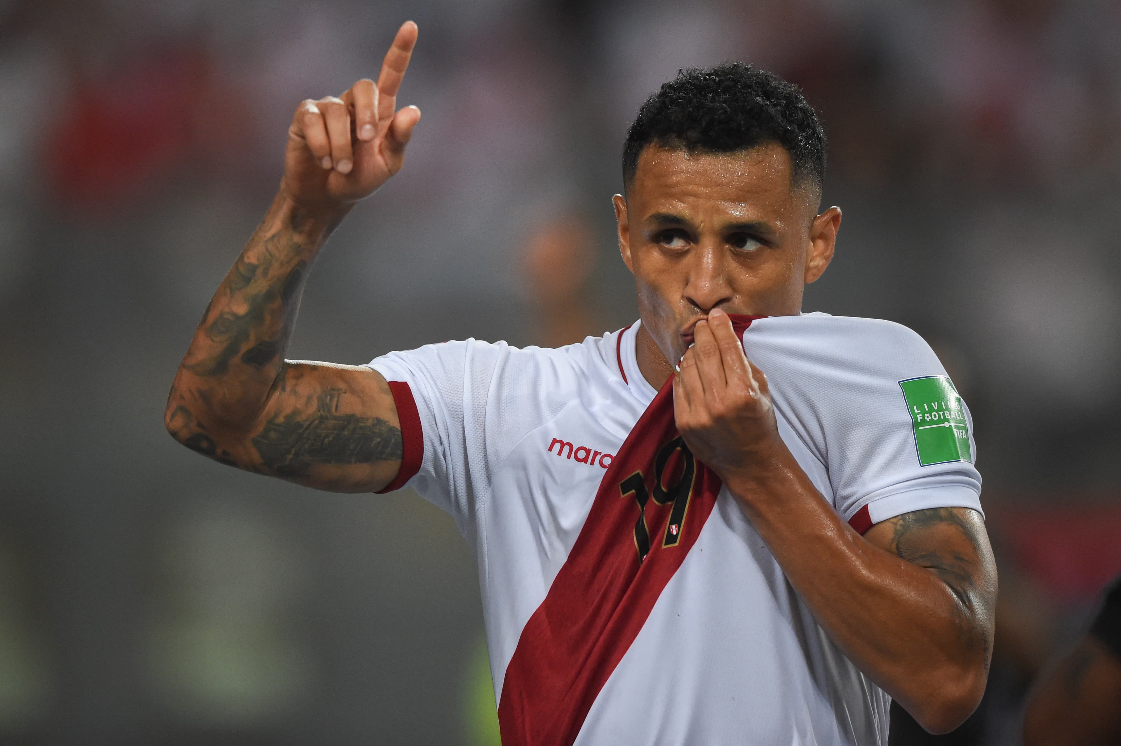 Yoshimar Yotun, do Peru, comemora gol diante do Paraguai