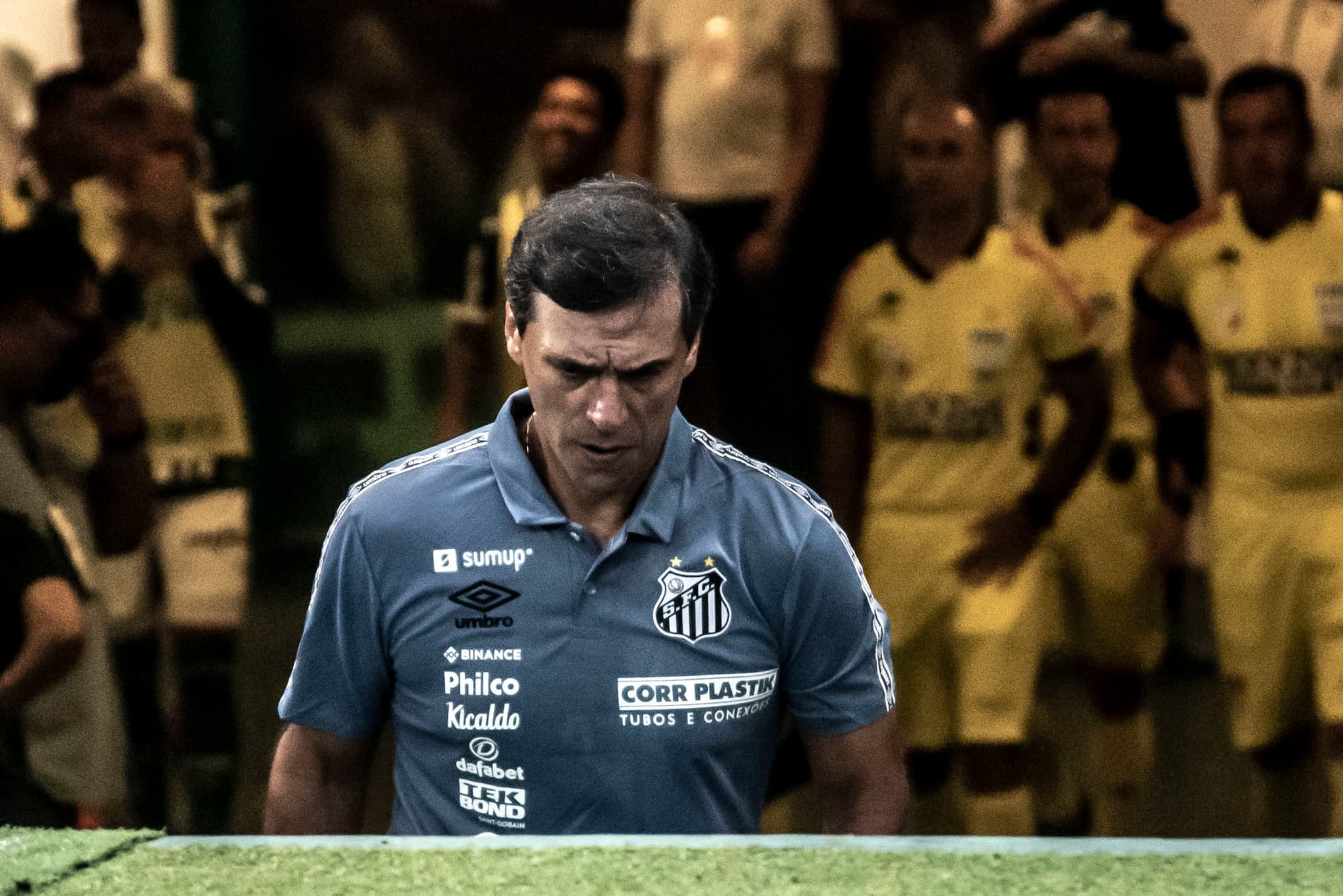 Fabián Bustos tenta evitar queda e vexame histórico para o Santos -