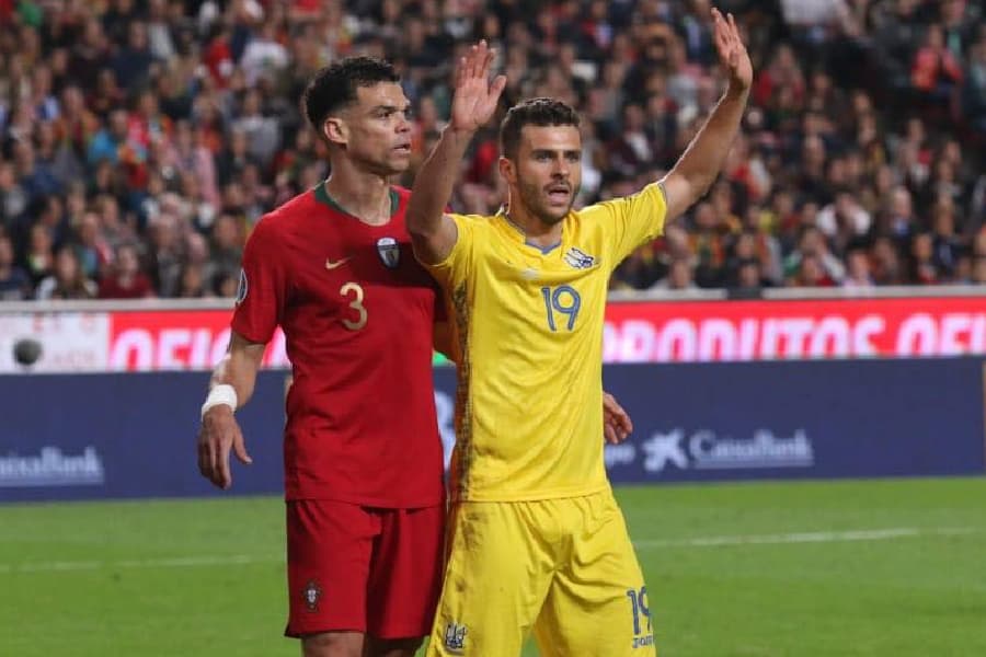 Pela seleção ucraniana foram 11 jogos e um gol marcado -