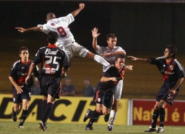 Luis Fabiano agrediu jogador do River pelas costas -