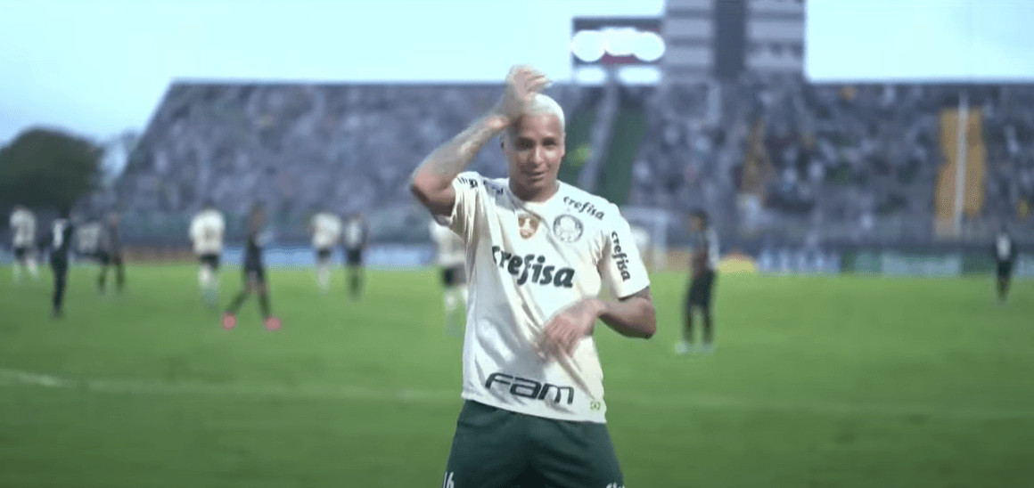Deyverson não abriu mão da dancinha ao marcar o gol de empate do Palmeiras -