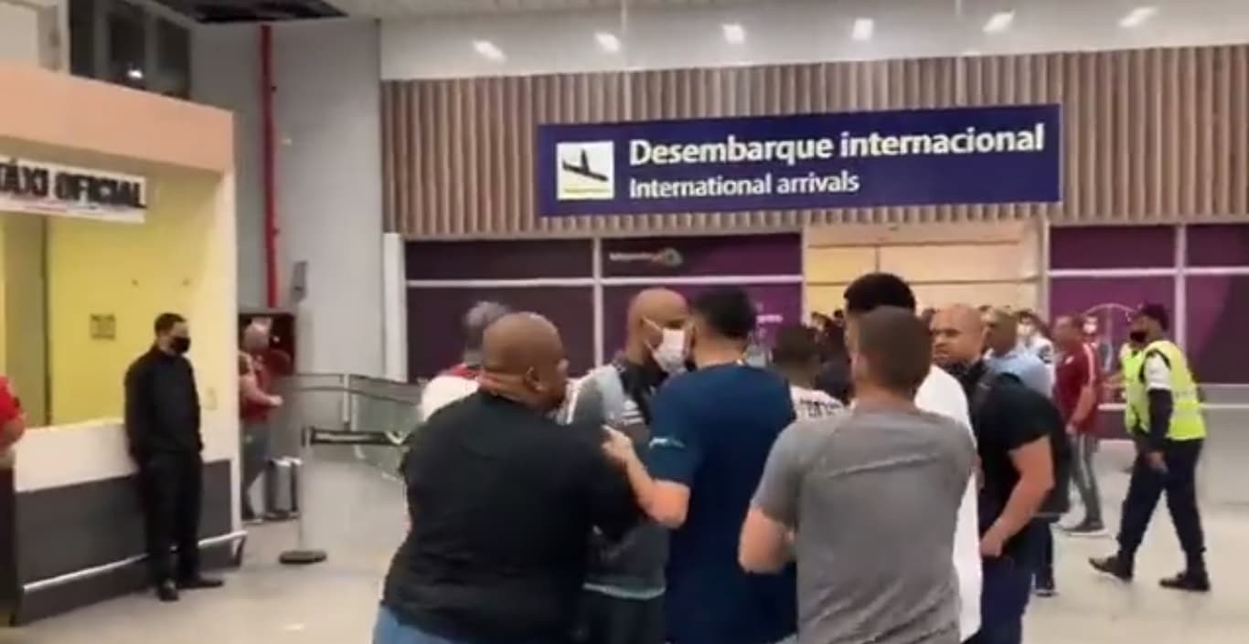Torcedores do Fluminense causam confusão no desembarque do time no Rio de Janeiro -