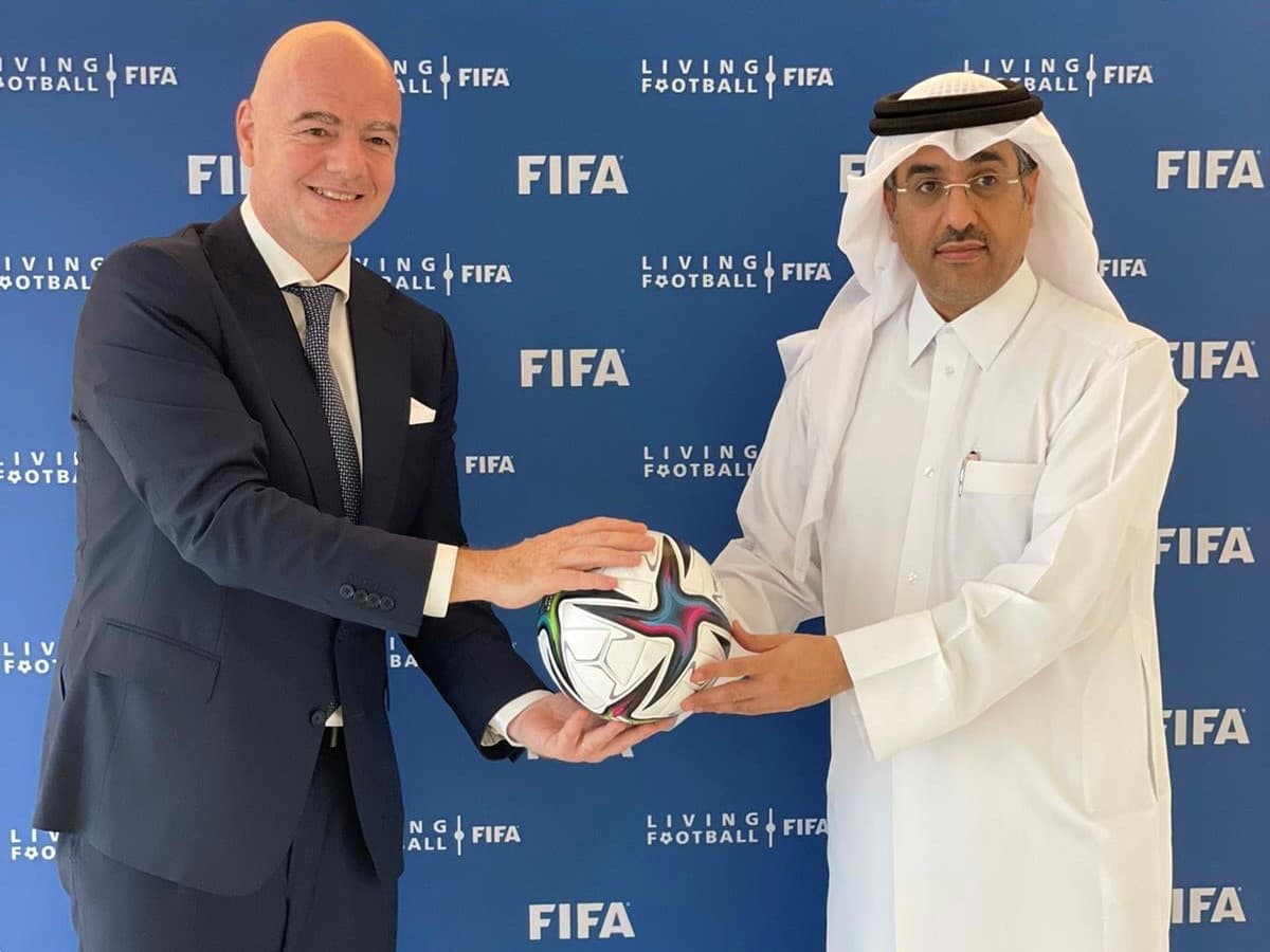 Infantino e o ministro Ali bin Samikh Al Marri em Doha