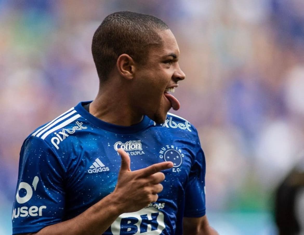 Vitor Roque tem 6 gols em 11 partidas como profissional -
