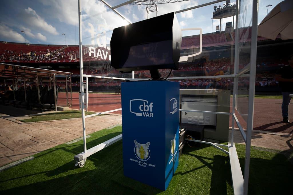 CBF demite dez pessoas da Comissão de Arbitragem
