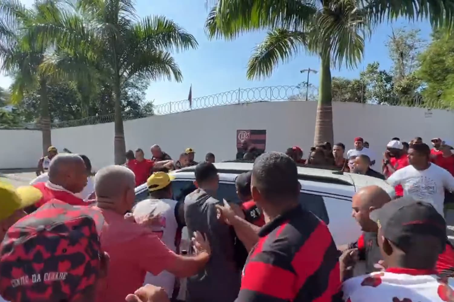 Torcedores do Flamengo protestam na porta do CT do clube -