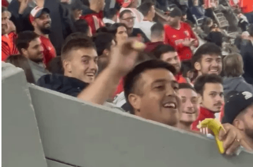 Torcedor aparece jogando uma banana