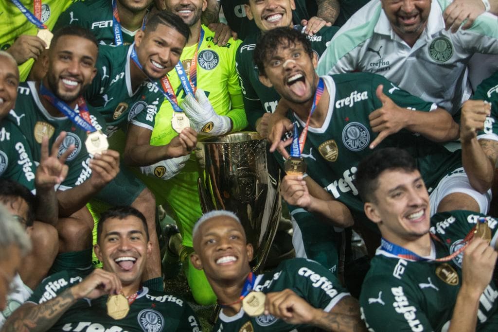 Elenco palmeirense comemora título paulista -