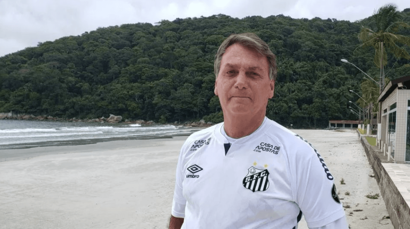 Bolsonaro vestiu camisa do Santos em 2020, antes de evento na Vila Belmiro -
