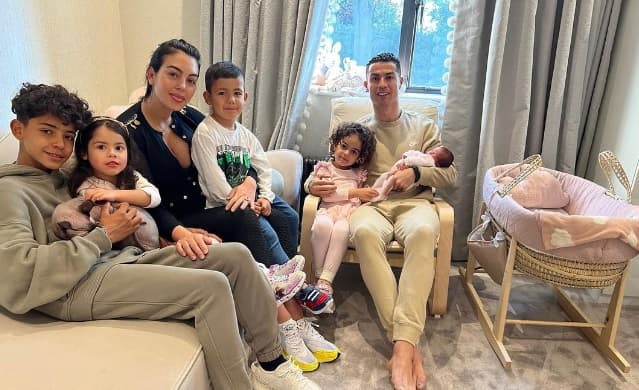 Cristiano Ronaldo e Georgina posam com a família