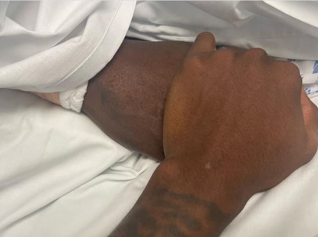 Filho divulgou imagem segurando a mão de Rincón