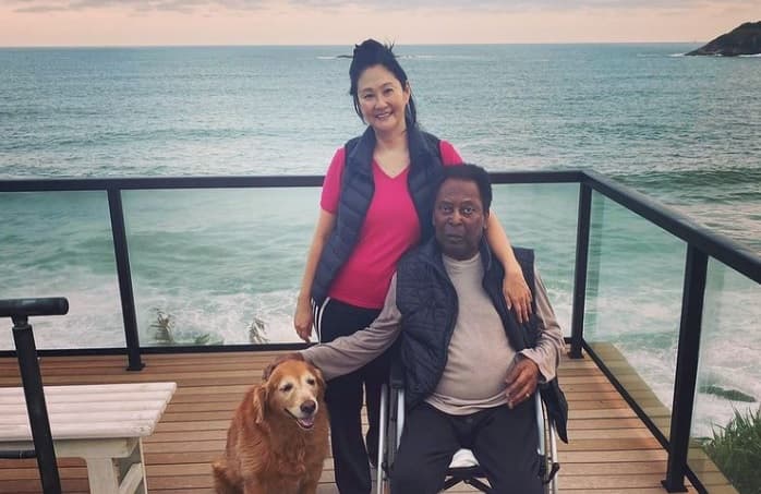 Pelé e a esposa Márcia Aoki no Guarujá