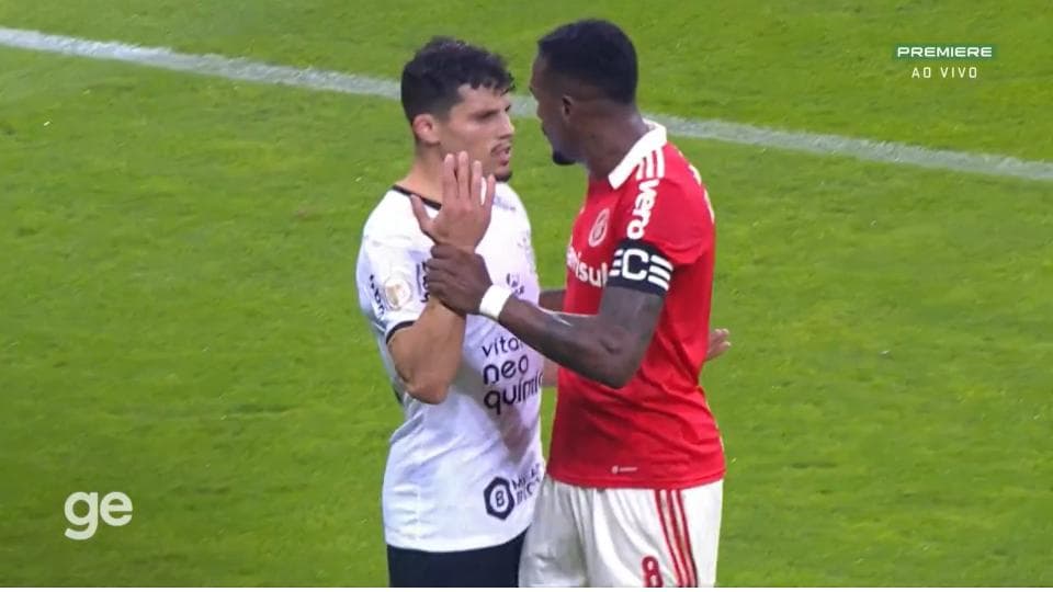 Edenílson, do Inter, disse ter sido chamado de "macaco" pelo lateral do Corinthians -