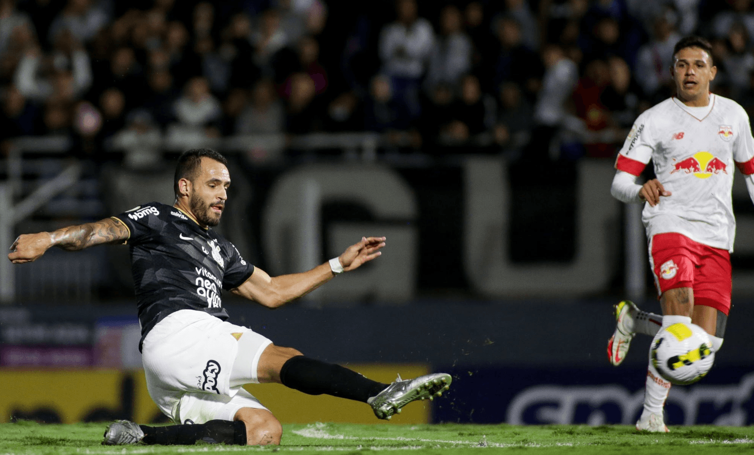 Renato Augusto finaliza para anotar o gol da vitória do Corinthians -