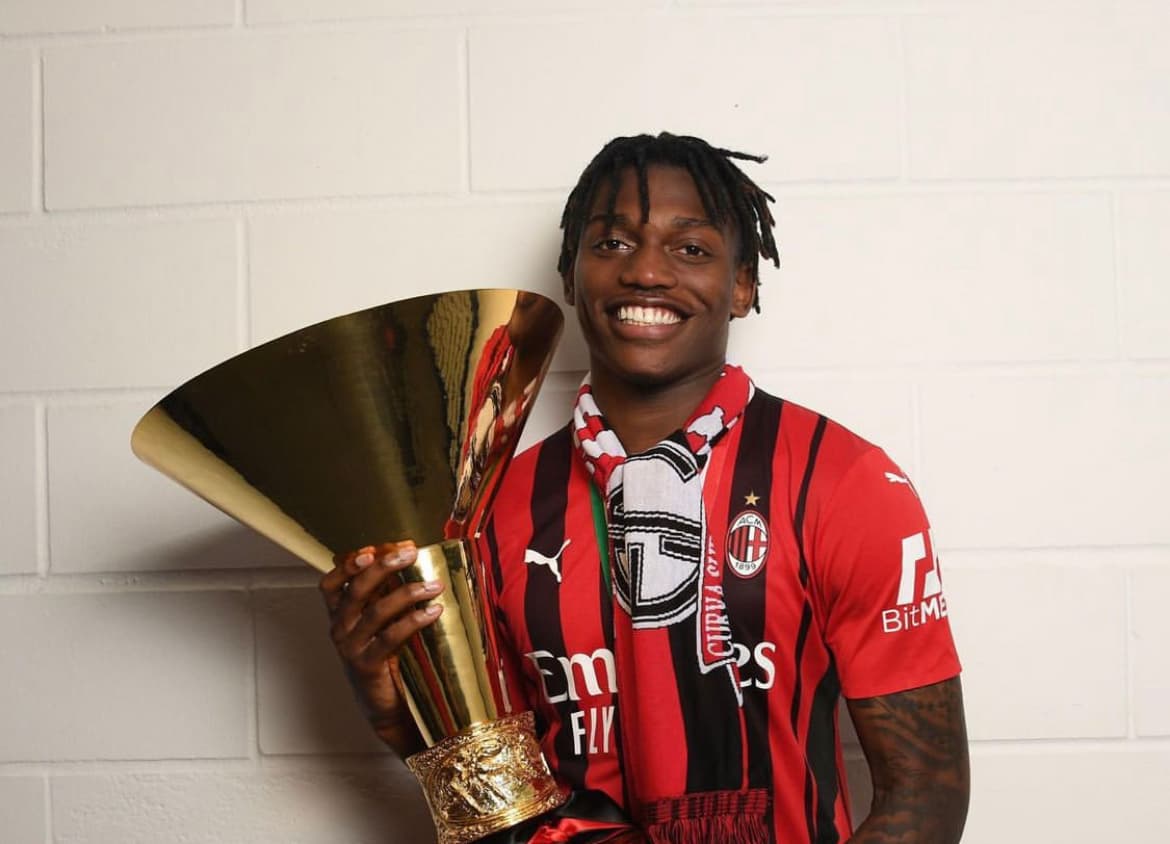 Rafael Leão foi o eleito o melhor jogador do Campeonato Italiano -