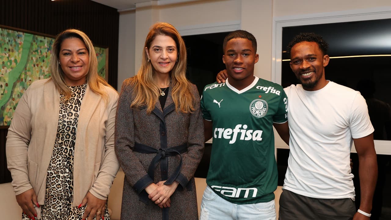 Endrick aparece ao lado da presidente do Palmeiras, Leila Pereira, e deu seus pais.