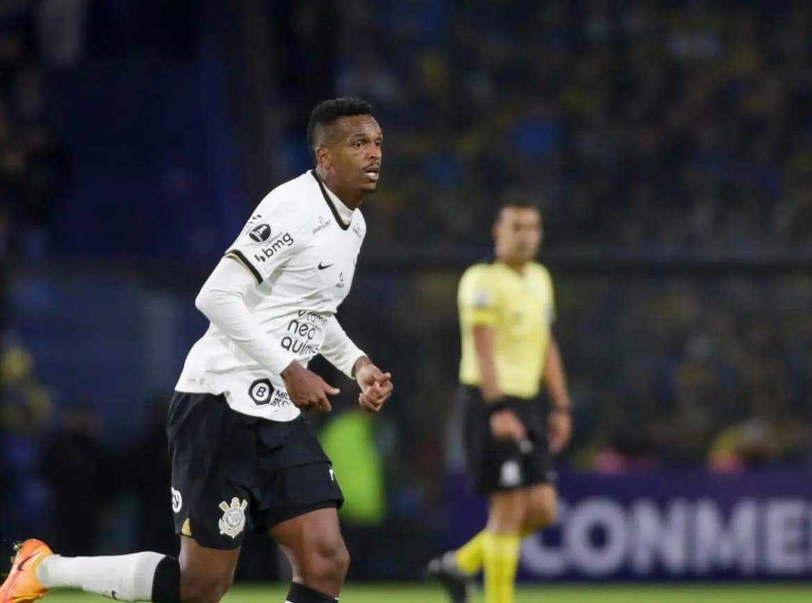 Jô perdeu os últimos jogos por lesão no pé -