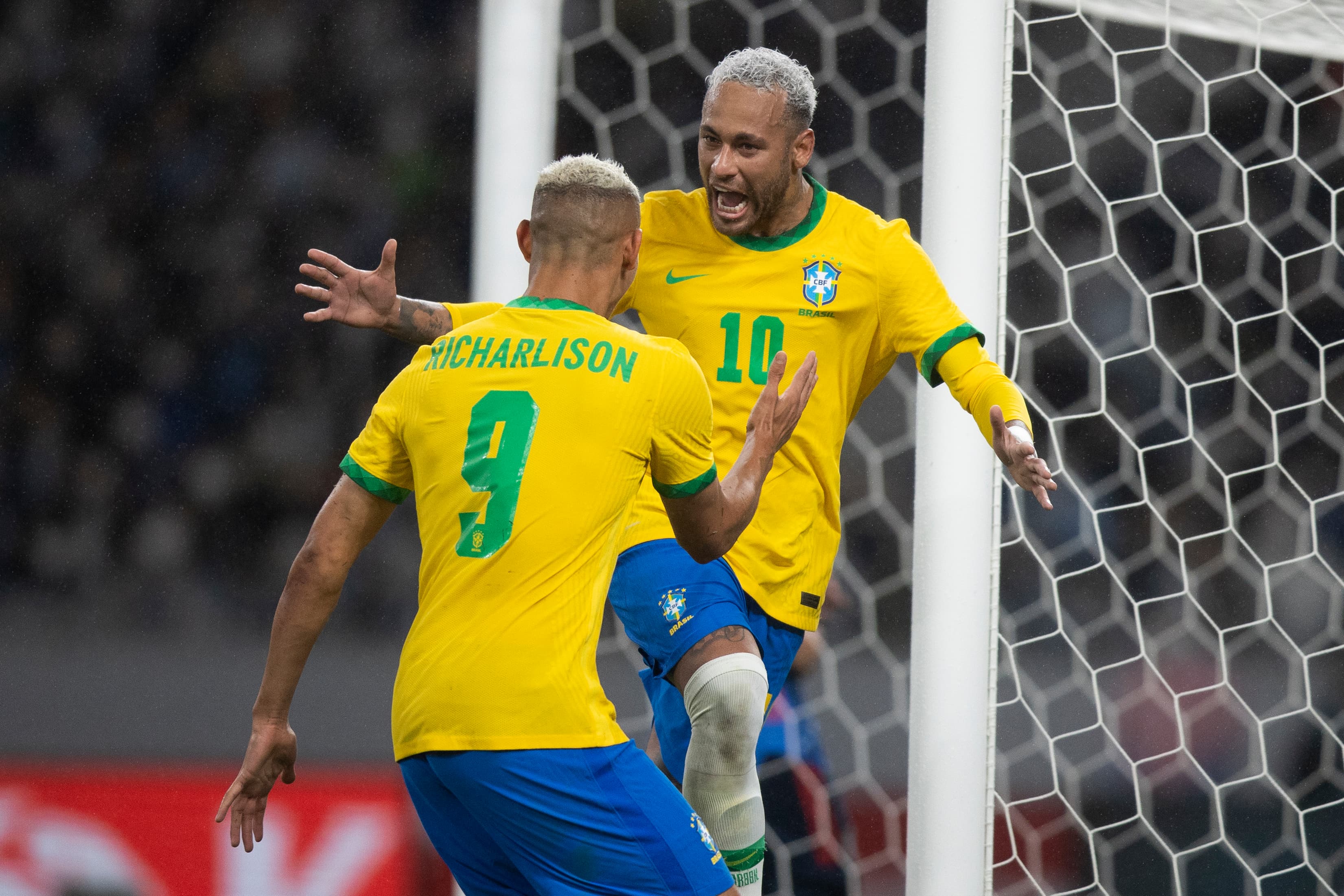 Richarlison e Neymar comemoram gol do Brasil em amistoso contra o Japão -