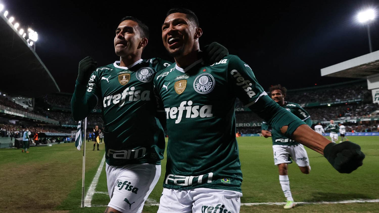 Dudu e Rony comemoram um dos gols da vitória do líder Palmeiras