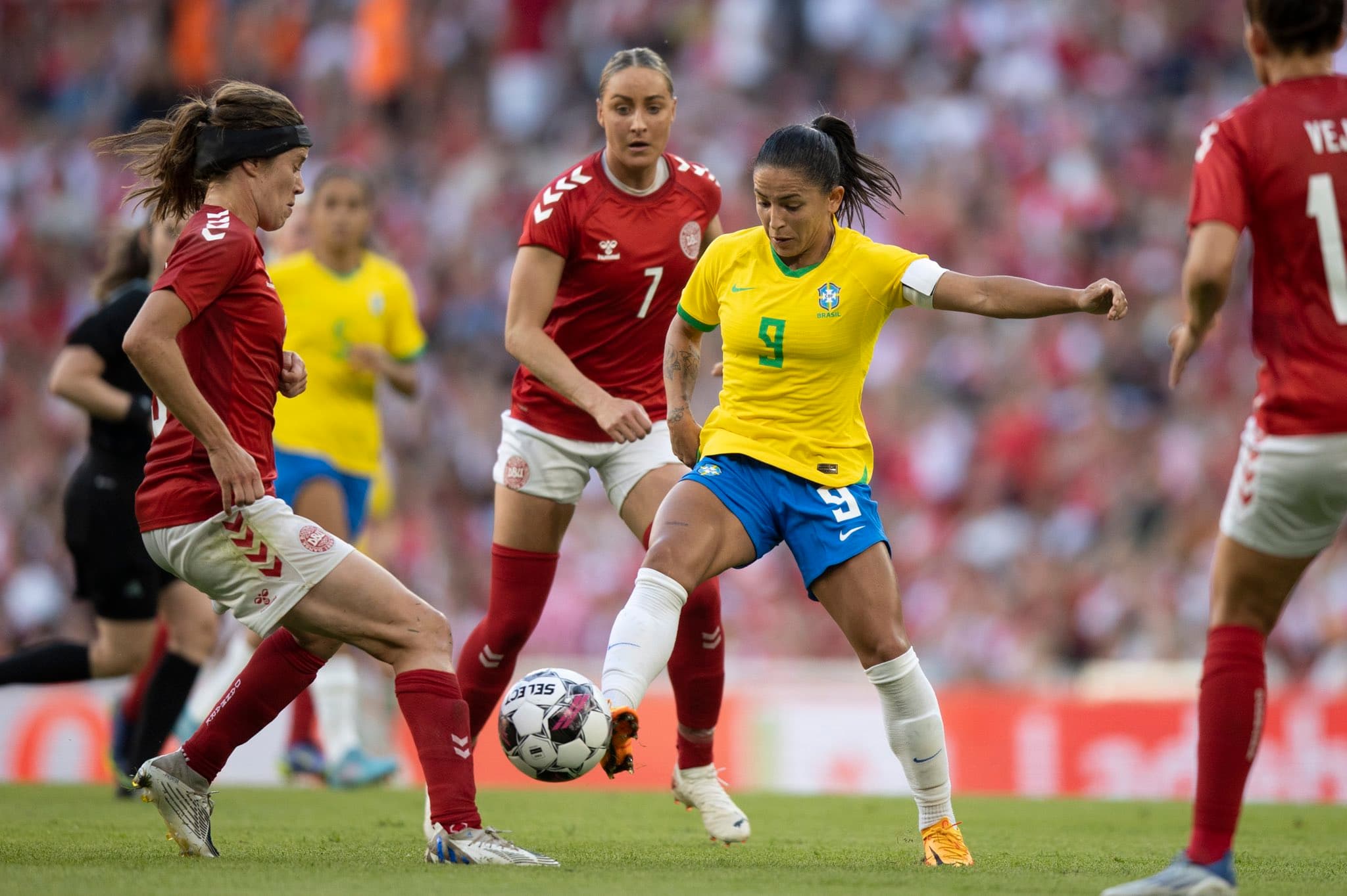 Debinha marcou o gol da seleção brasileira contra Dinamarca