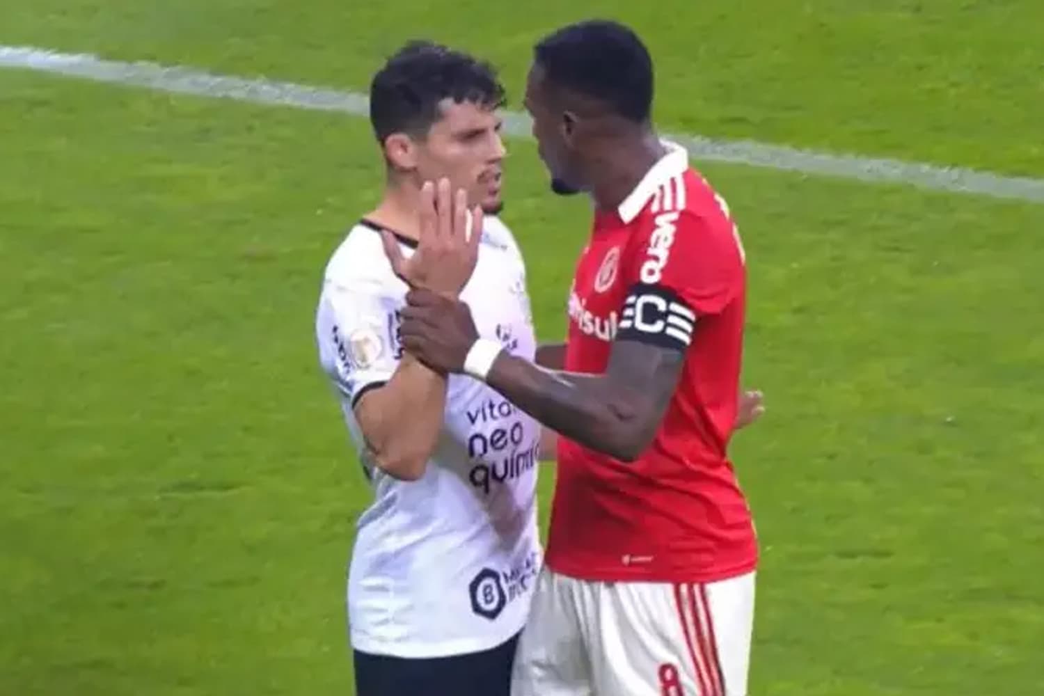 Edenílson, do Inter, disse ter sido chamado de 'macaco' -