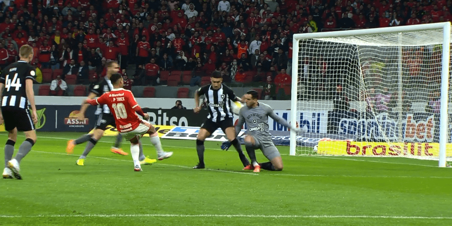 Árbitro expulsou Philipe Sampaio e marcou penalidade ao Inter -