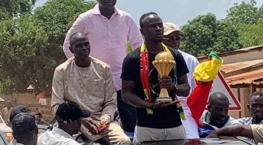 adio Mané desfilou com a taça da Copa das Nações Africanas de 2022