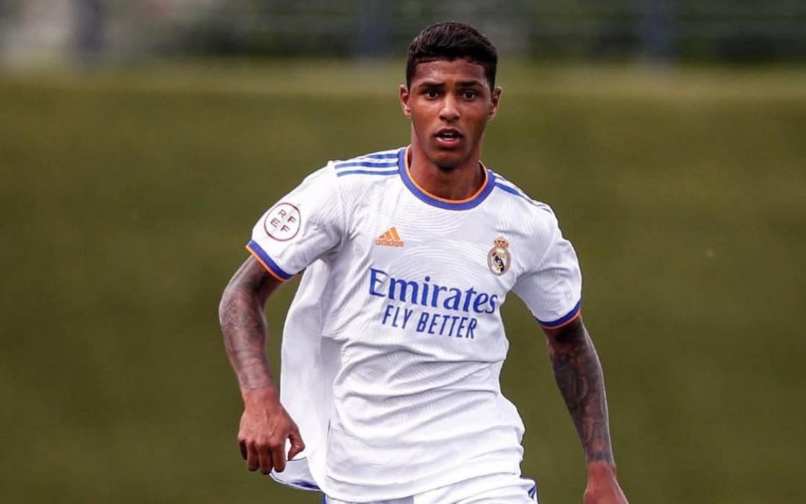 Vinicius Tobias faz pré-temporada com elenco principal do Real -