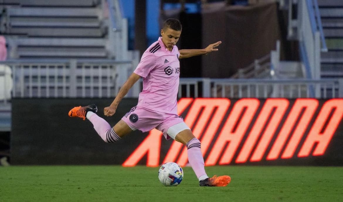 Romeo Beckham marcou de falta primeiro gol como profissional -