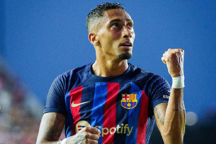 Raphinha comemora primeiro gol pelo Barcelona