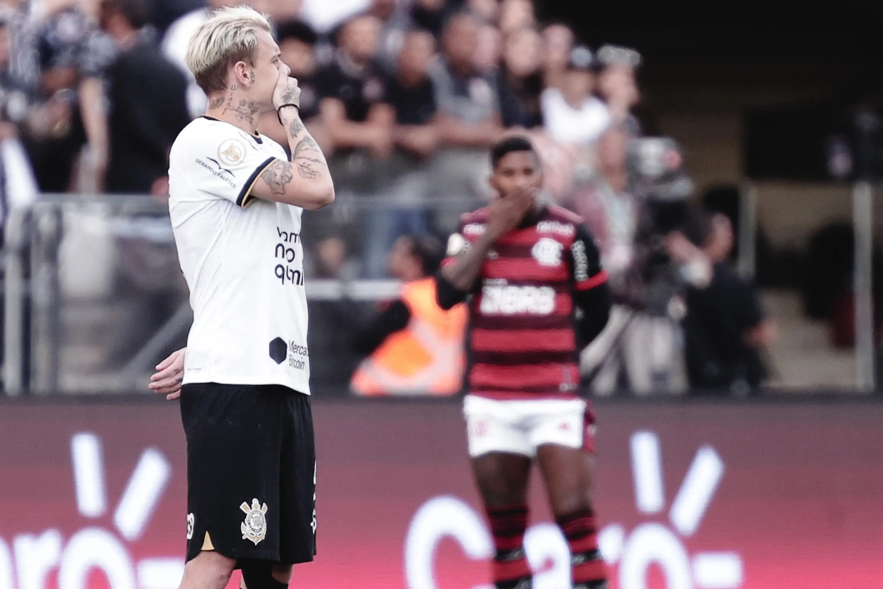 Roger Guedes, do Corinthians, e Rodinei, do Flamengo, tapam a boca durante protesto antes do inicio do clássico entre as duas equipes pelo Campeonato Brasileiro -