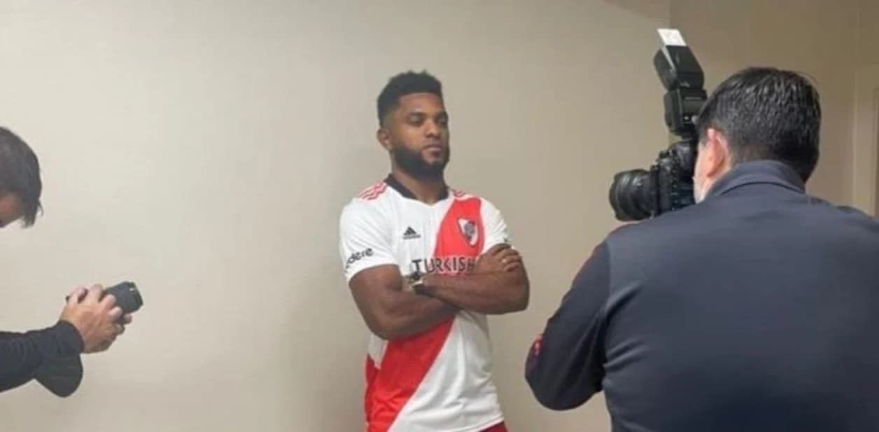 Miguel Borja posa para foto com a camisa do River Plate -