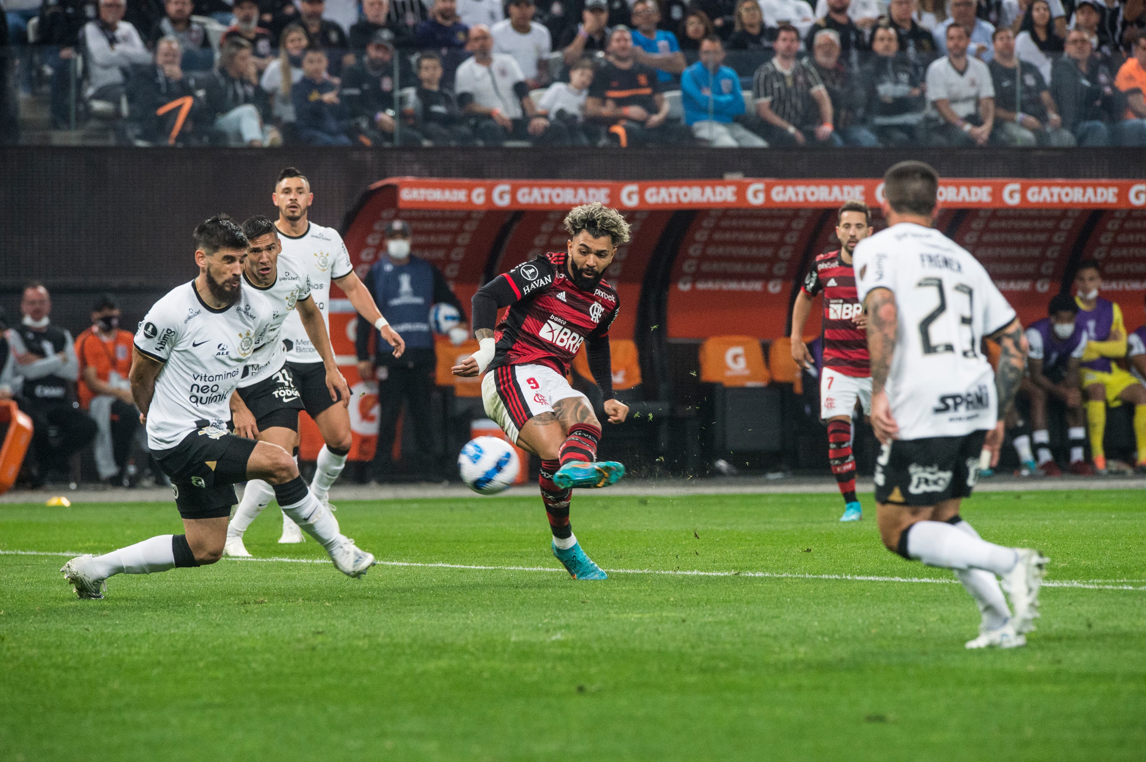 Gabigol durante o segundo gol do Flamengo na partida -