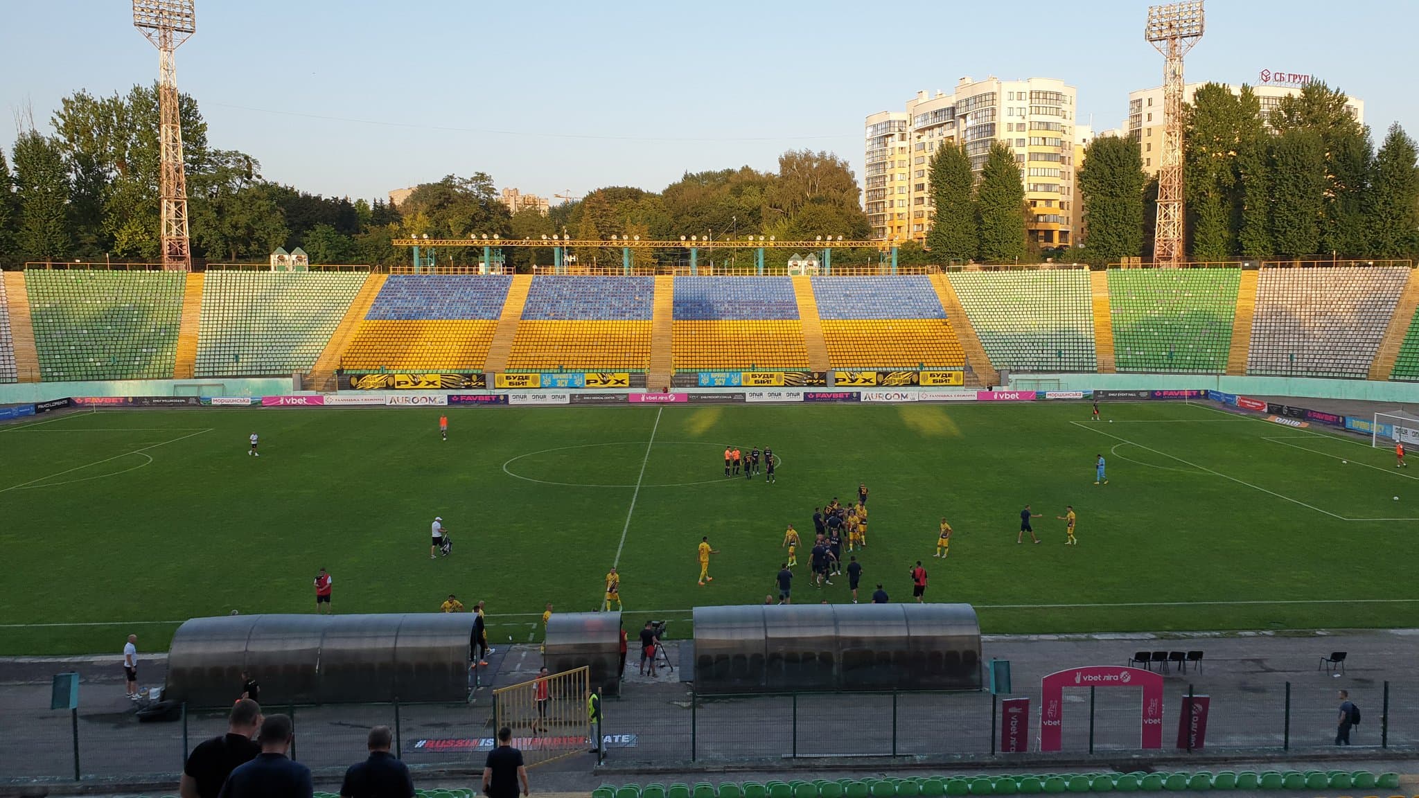 Atletas de Rukh Lviv e Metalist Kharkiv deixam o campo em Lviv