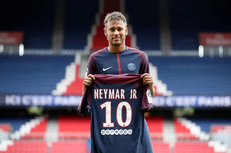 Neymar é apresentado pelo Paris Saint-Germain em 2017 -