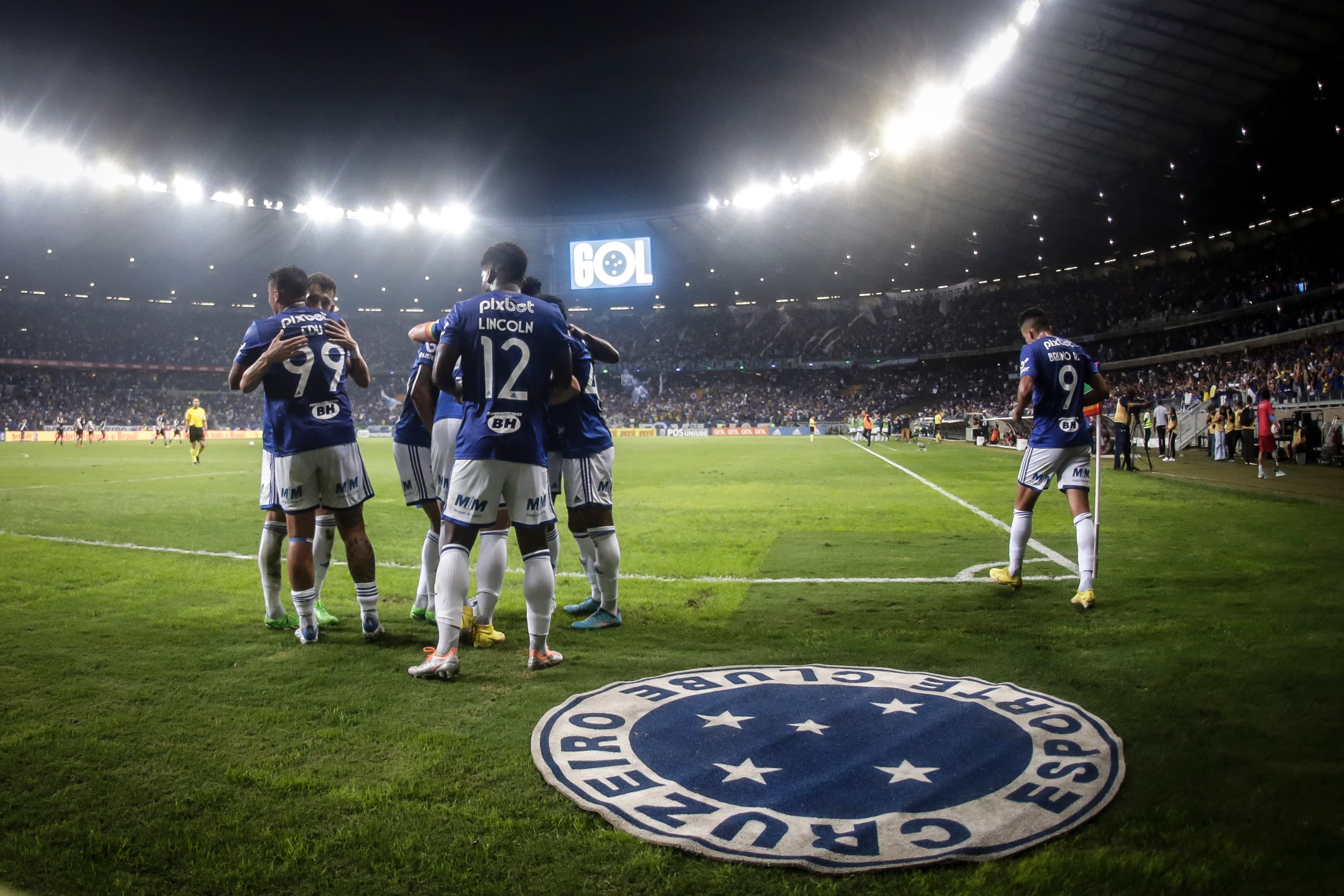 Jogadores do Cruzeiro comemoram gol contra o Vasco no jogo do acesso no Mineirão -