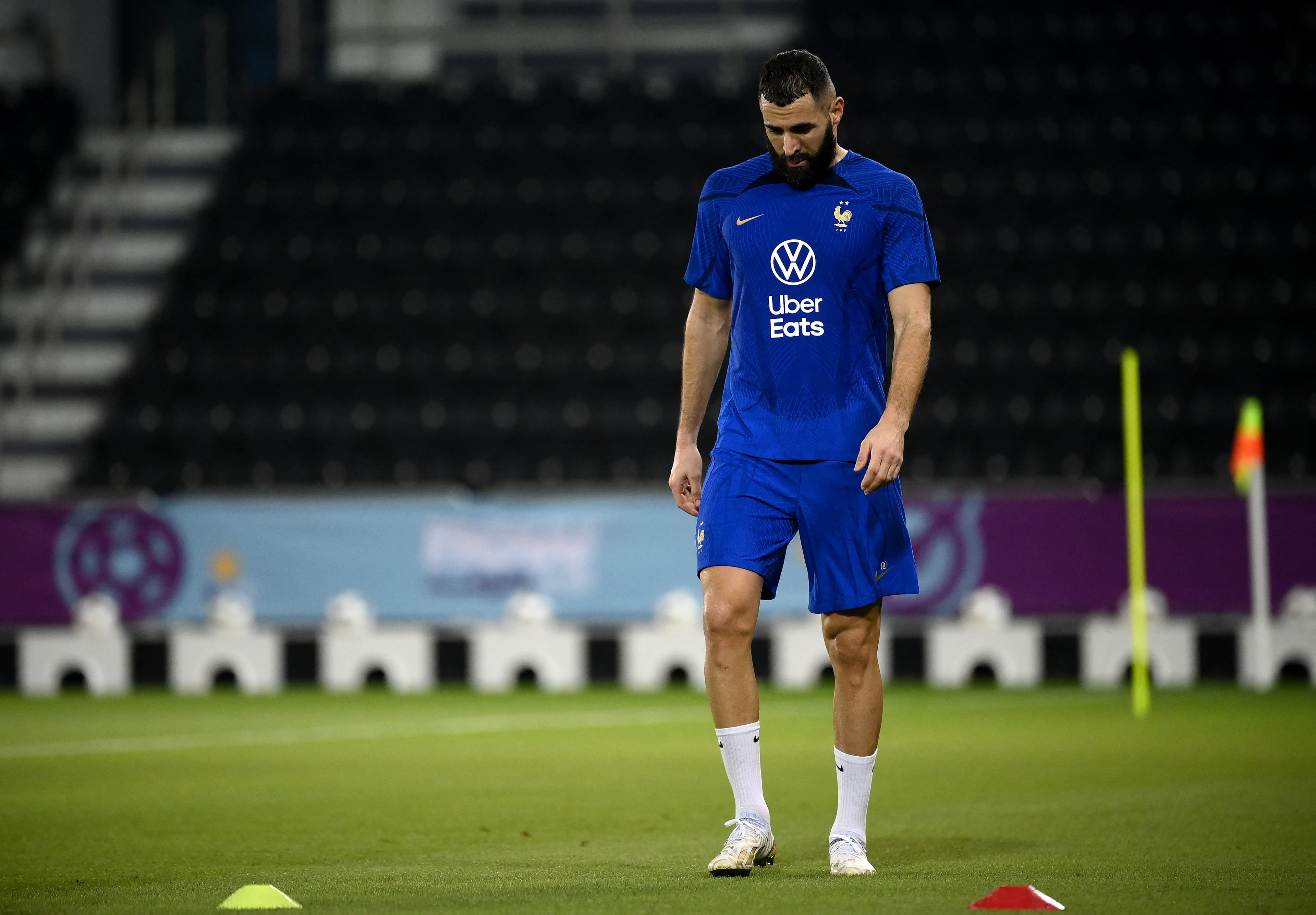 Em treino pré-Copa com a seleção da França, Benzema sente lesão e vira desfalque para estreia -