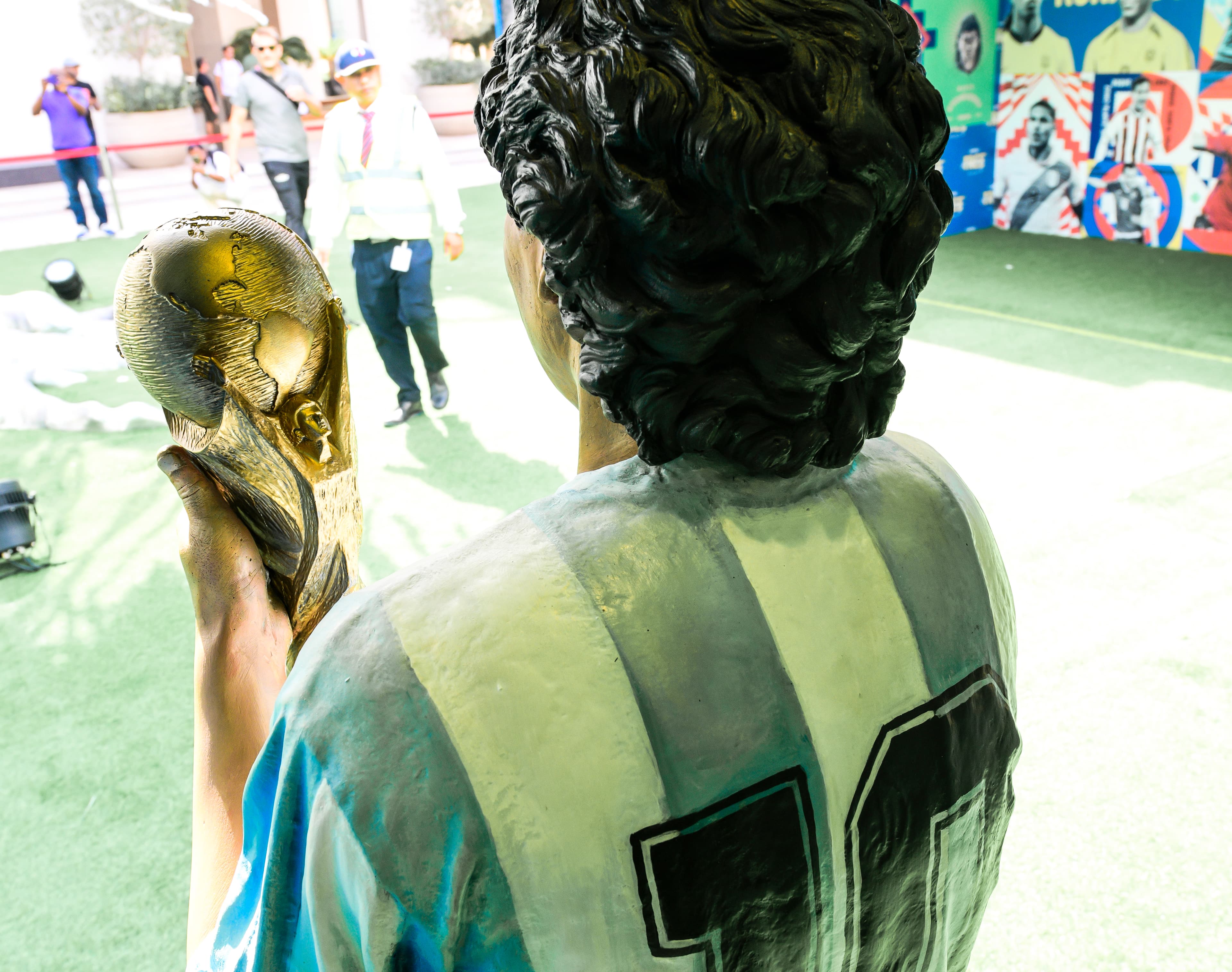Reprodução em tamanho real de Maradona erguendo a taça em 1986 -