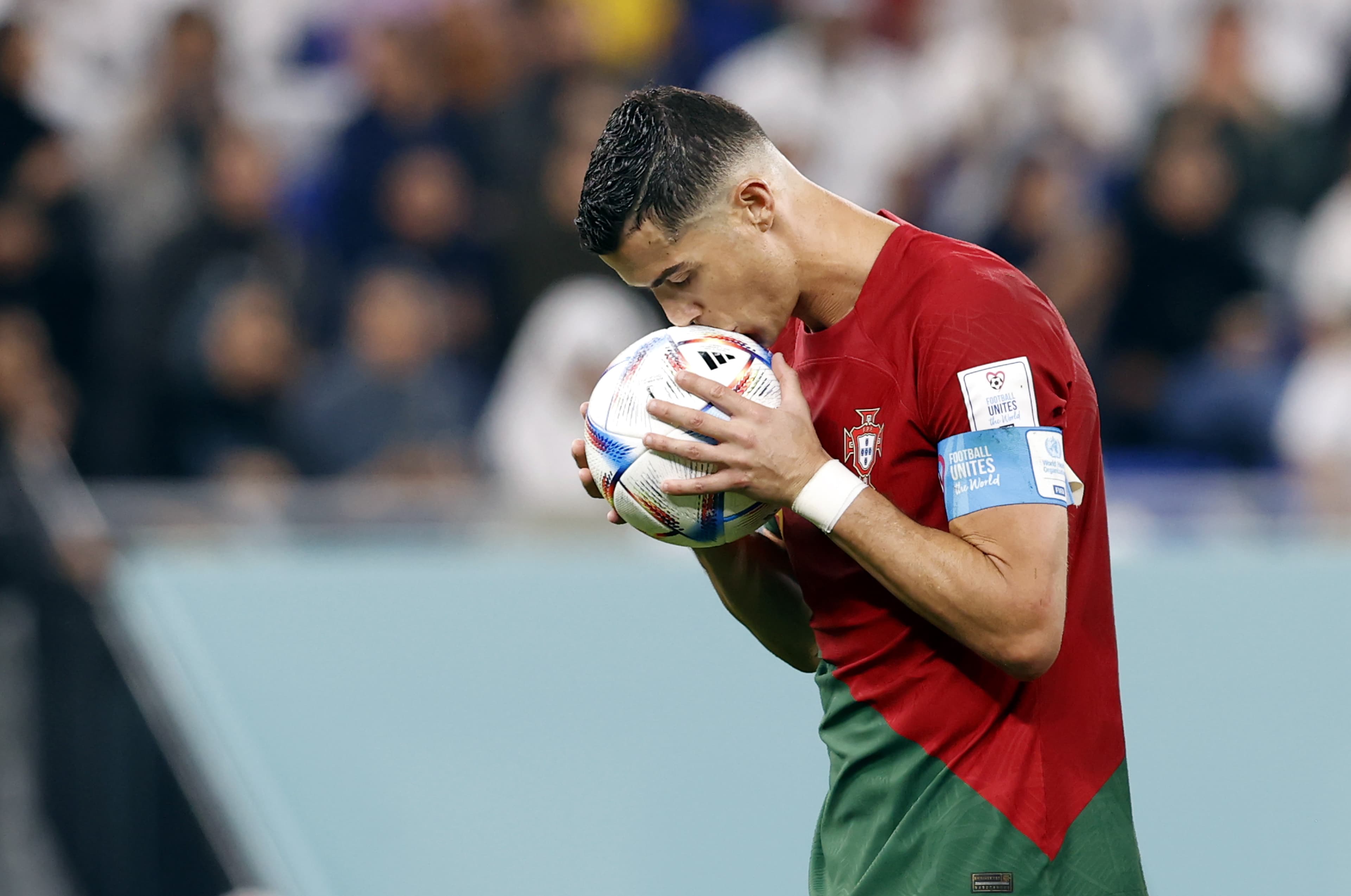 Cristiano Ronaldo beija a bola antes de bater e converter pênalti -