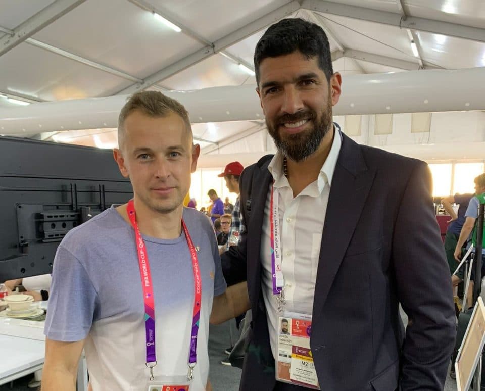 Foto que tirei do Loco Abreu com um jornalista ucraniano, sem reconhecer o ex-jogador uruguaio -