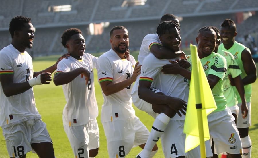 Jogadores de Gana celebram diante da Suíça