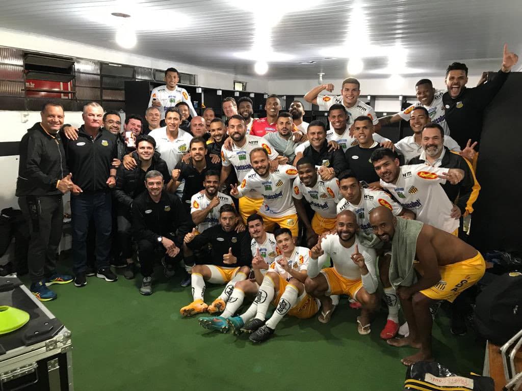 Jogadores do Novorizontino celebram permanência na Série B