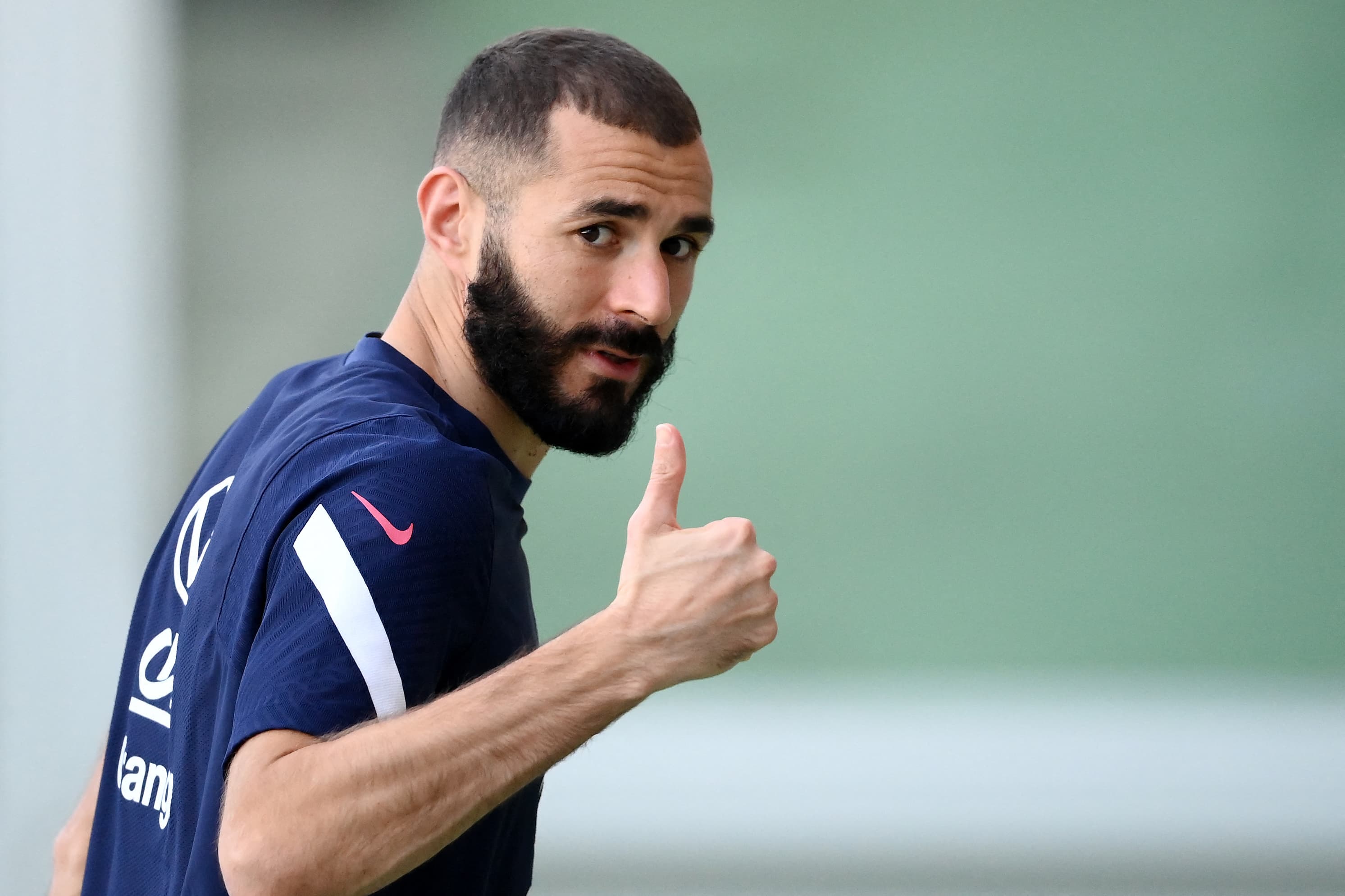 Benzema tem 37 gols em 97 jogos pela França -