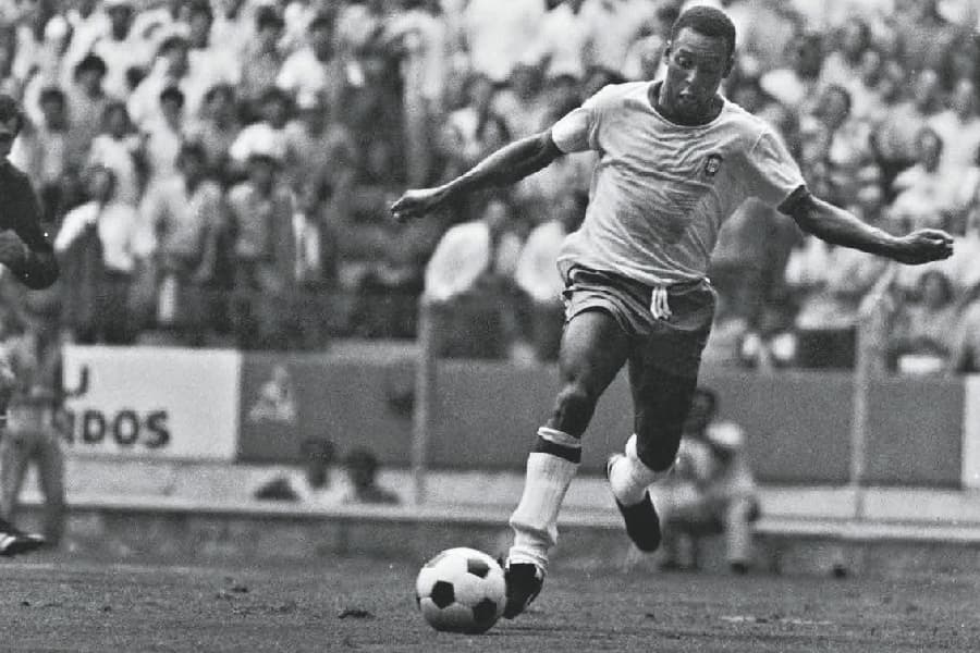 Pelé após o histórico drible em Mazurkiewicz de um ângulo pouco conhecido -