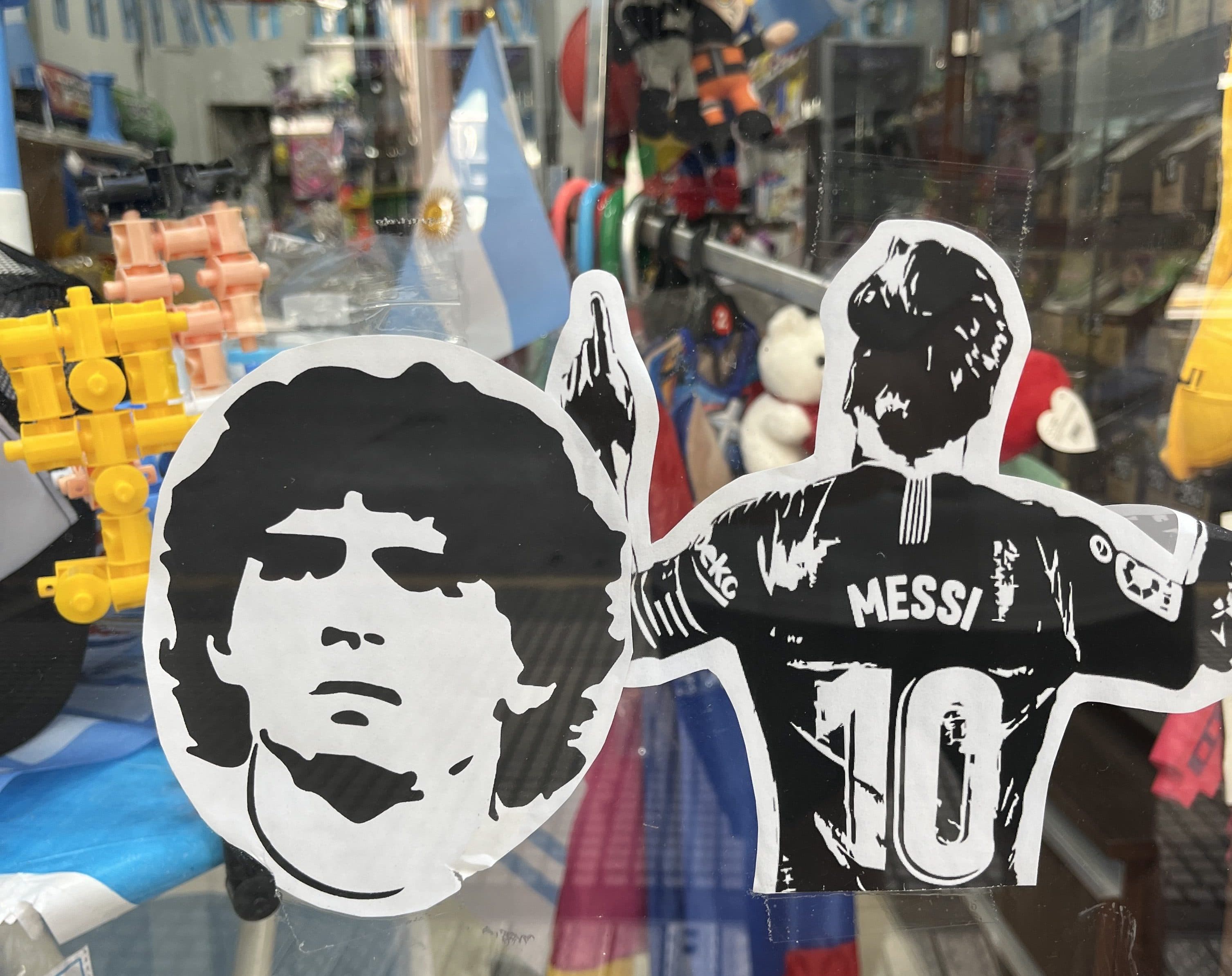 Messi e Maradona em uma vitrine de Buenos Aires -