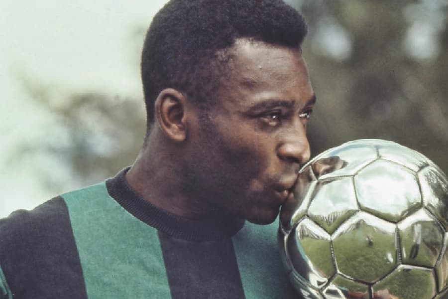 Com a camisa criada por PLACAR para homenageá-lo, o Rei beija a Bola de Prata, que ganhou como hors-concours: ele entraria em campo com a camisa verde e preta comemorativa -